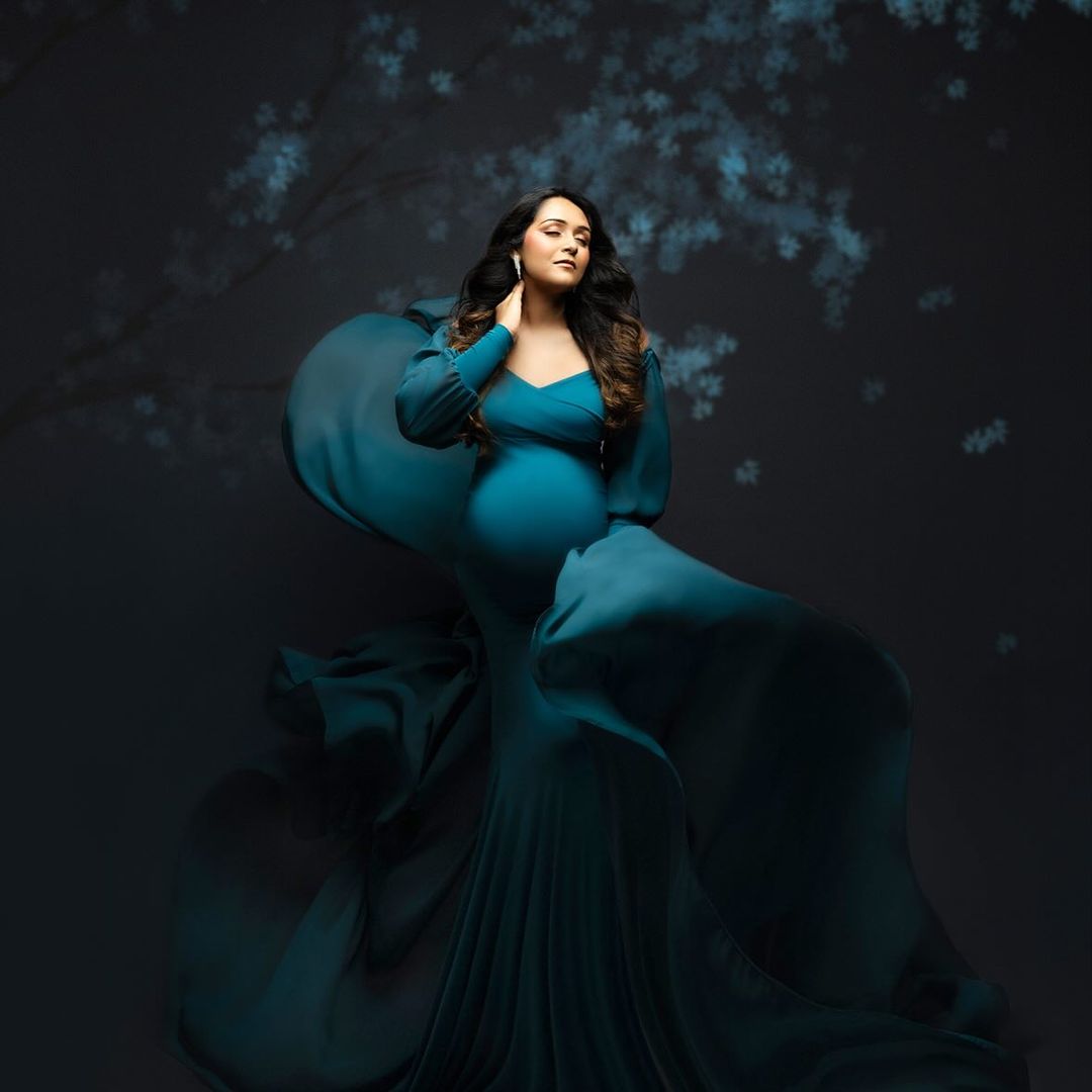 Maternity photo cork woman in a blue dress